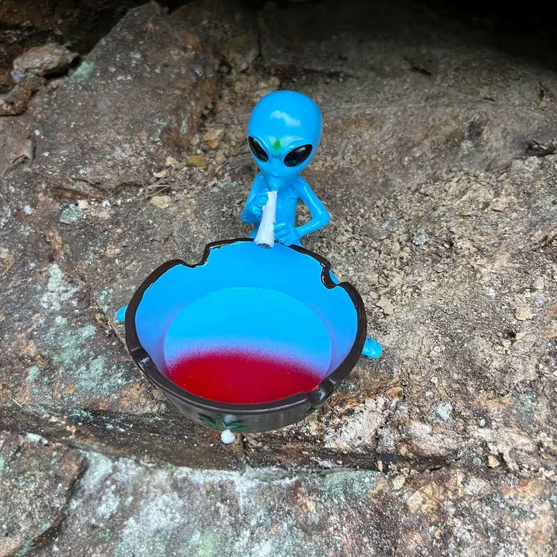 Popielniczka z kosmitą 3D – zielony alien | oryginalna popielniczka dekoracyjna